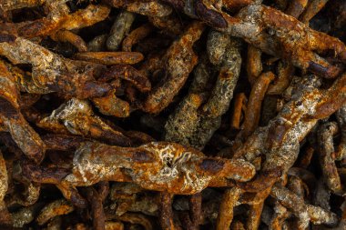 Bir geminin çapasından paslanmış metal zincirlere yakın çekim. Denizcilik temalı arkaplan resmi