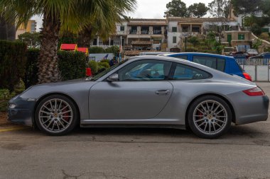 S 'Arenal, İspanya; 13 Mart 2022: Gri Porsche spor arabası, İspanya' nın Mallorca adasındaki S 'Arenal yat kulübüne park edilmiş.