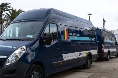 S 'Arenal, İspanya; 13 Mart 2022: Belçika' nın Olimpiyat yelkenli takımının minibüsü, İspanya 'nın Mallorca adasındaki S' Arenal yat kulübünün önüne park edildi.