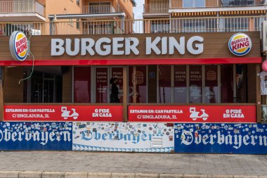 Playa de Palma, İspanya; 13 Mart 2022: İspanya 'nın Palma de Mallorca kentindeki sahil gezisinde çok uluslu fast food şirketi Burguer King' in ana girişi