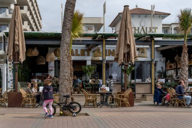 Playa de Palma, İspanya; 13 Mart 2022: Playa de Palma 'da kafeterya terası, bulutlu bir kış sabahı. Mallorca Adası, İspanya