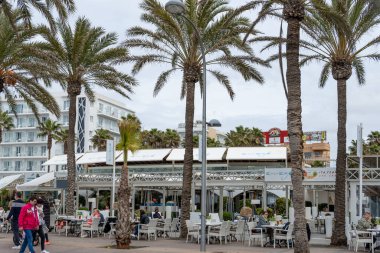 Playa de Palma, İspanya; 13 Mart 2022: Playa de Palma 'da kafeterya terası, bulutlu bir kış sabahı. Mallorca Adası, İspanya