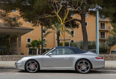 Playa de Palma, İspanya; 13 Mart 2022: Porsche 911 Carrera 'nın gri renkli spor arabası, sokağa park edilmiş. Mallorca Adası, İspanya