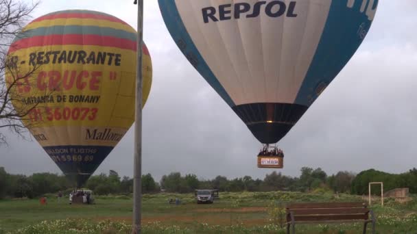 Campos Ισπανία Μάρτιος 2022 Αερόστατα Θερμού Αέρα Ένα Αγροτικό Πεδίο — Αρχείο Βίντεο