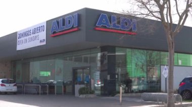 Campos, İspanya; 13 Şubat 2022: Alman gıda zinciri Aldi 'nin bir süpermarketinin ana girişi