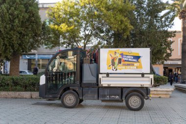 Felanitx, İspanya; Nisan 01 2022: Mallorcan 'ın Felanitx kasabasının mobil bakım ve temizlik birimi, merkez meydanda park halinde. İspanya
