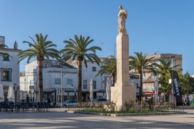 Felanitx, İspanya; Nisan 01 2022: Şafak vakti Majorcan 'ın Felanitx kasabasındaki orta Plaza de Espana' da bulunan klasik tarz heykel. İspanya