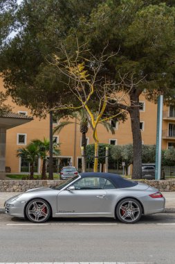Playa de Palma, İspanya; 13 Mart 2022: Porsche 911 Carrera 'nın gri renkli spor arabası, sokağa park edilmiş. Mallorca Adası, İspanya
