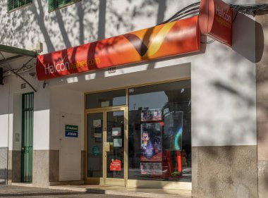 Felanitx, İspanya; Nisan 01 2022: İspanya 'nın Felanitx kentindeki seyahat acentası Halcon Viajes' in ofisi