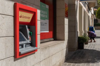 Felanitx, İspanya; Nisan 07 2022: Çok uluslu bankacılık şirketi Banco Santander 'in ATM' si, Mallorca, İspanya 'nın Mallorca adasının merkez caddesinde.