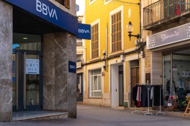 Felanitx, İspanya; Nisan 07 2022: Banco Bilbao Vizcaya Argentaria bankasının şubesi, BBVA, İspanya 'nın Felanitx kentinde
