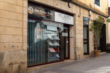 Felanitx, İspanya; Nisan 07 2022: İspanya 'nın Felanitx kentindeki Obra Kültürel Balear genel merkezinin ana cephesi