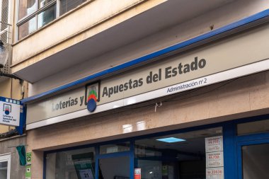Felanitx, İspanya; Nisan 07 2022: İspanya 'nın Felanitx kentindeki bir Loterias y Apuestas del Estado işletmesinin ana cephesi