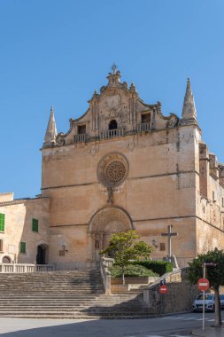 Felanitx, İspanya; Nisan 07 2022: İspanya 'nın Felanitx kentindeki Sant Miquel kilisesinin ana cephesi