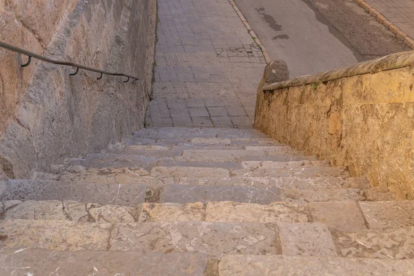 İspanya 'nın Felanitx kasabasındaki Mallorcan kilisesindeki taş merdiven.