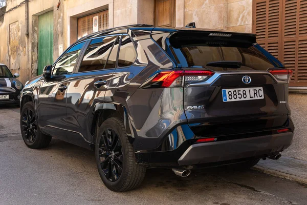 Felanitx, İspanya; Nisan 07 2022: Siyah Toyota Rav4 spor arabası, İspanya 'nın Felanitx kentinde park halinde.