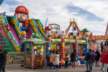 Palma de Mallorca, İspanya; Nisan 08 2022: İspanya 'nın Palma de Mallorca kentinde düzenlenen geleneksel yıllık fuar Fira del ram' da çekim ve insanlar