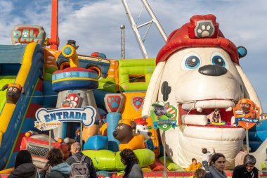 Palma de Mallorca, İspanya; Nisan 08 2022: İspanya 'nın Palma de Mallorca kentinde düzenlenen geleneksel yıllık fuar Fira del ram' da çekim ve insanlar