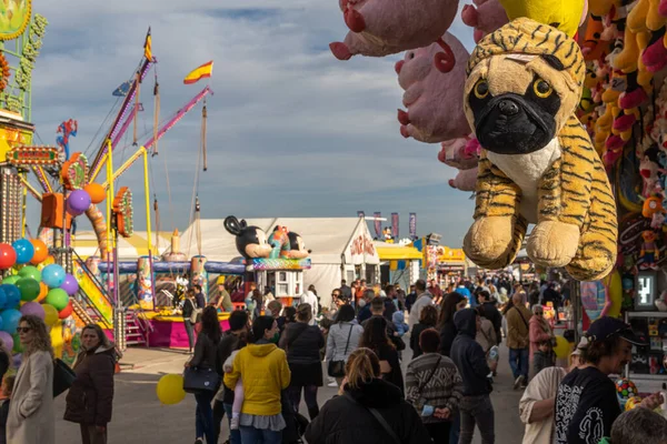 Palma de Mallorca, İspanya; Nisan 08 2022: İspanya 'nın Palma de Mallorca kentinde düzenlenen geleneksel yıllık fuar Fira del ram' da çekim ve insanlar