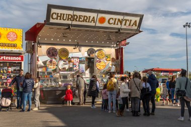 Palma de Mallorca, İspanya; Nisan 08 2022: İspanya 'nın Palma de Mallorca kentinde düzenlenen geleneksel yıllık fuar Fira del ram' da insanlar ve çekicilik. Churros Sokağı tezgahı