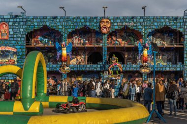 Palma de Mallorca, İspanya; Nisan 08 2022: İspanya 'nın Palma de Mallorca kentinde düzenlenen geleneksel yıllık fuar Fira del ram' da çekim ve insanlar