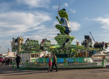 Palma de Mallorca, İspanya; Nisan 08 2022: İspanya 'nın Palma de Mallorca kentinde düzenlenen geleneksel yıllık fuar Fira del ram' da insanlar ve çekicilik. Kurbağa cazibesi