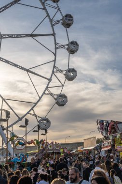 Palma de Mallorca, İspanya; Nisan 08 2022: İspanya 'nın Palma de Mallorca kentinde düzenlenen geleneksel yıllık fuar Fira del ram' da çekim ve insanlar