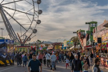 Palma de Mallorca, İspanya; Nisan 08 2022: İspanya 'nın Palma de Mallorca kentinde düzenlenen geleneksel yıllık fuar Fira del ram' da çekim ve insanlar