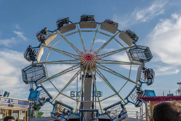 Palma de Mallorca, İspanya; Nisan 08 2022: İspanya 'nın Palma de Mallorca kentinde düzenlenen geleneksel yıllık fuar Fira del ram' da çekim ve insanlar