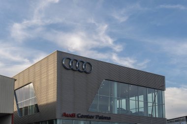 Palma de Mallorca, İspanya; Nisan 08 2022: Günbatımında çok uluslu otomobil şirketi Audi 'nin galerisi. Palma de Mallorca, İspanya