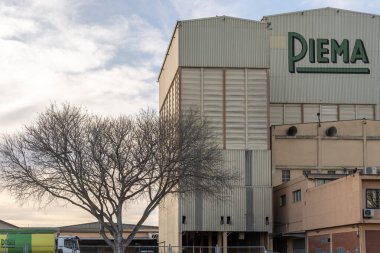 Palma de Mallorca, İspanya; Nisan 08 2022: Piema hayvan yemi ve gıda fabrikası, günbatımında. Palma de Mallorca, İspanya