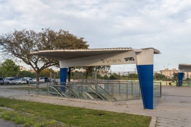 Palma de Mallorca, İspanya; Nisan 08 2022: Palma de Mallorca metro istasyonu, SFM, insansız bir sanayi bölgesinde. İspanya