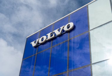 Palma de Mallorca, İspanya; Nisan 08 2022: Günbatımında çok uluslu otomobil şirketi Volvo 'nun galerisi. Palma de Mallorca, İspanya