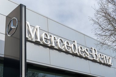 Palma de Mallorca, İspanya; Nisan 08 2022: Günbatımında çok uluslu otomobil şirketi Mercedes-Benz 'in galerisi. Palma de Mallorca, İspanya