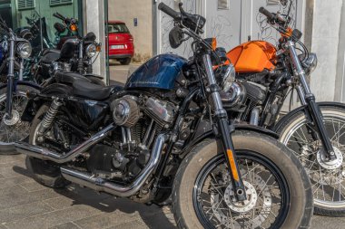 Palma de Mallorca, İspanya; Nisan 08 2022: Harley-Davidson ve Ducati motosikletleri satan bir bayi. Palma de Mallorca, İspanya