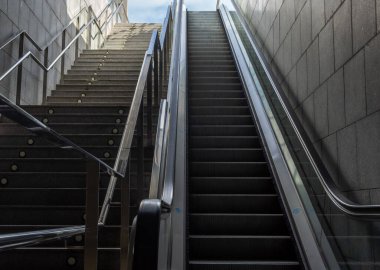 İspanya, Palma de Mallorca 'da bir metro istasyonunda merdiven ve yürüyen merdiven var.
