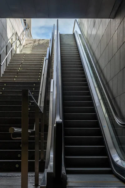 İspanya, Palma de Mallorca 'da bir metro istasyonunda merdiven ve yürüyen merdiven var.