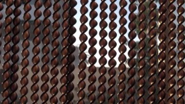 Tipik İspanyol avlularına yakın çekim güneşli, manzaralı bir avluya erişim