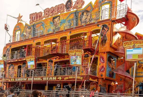 Palma de Mallorca, İspanya; Nisan 08 2022: İspanya 'nın Palma de Mallorca kentinde düzenlenen geleneksel yıllık fuar Fira del ram' da insanlar ve çekicilik. Bay Fasulye Çekici.