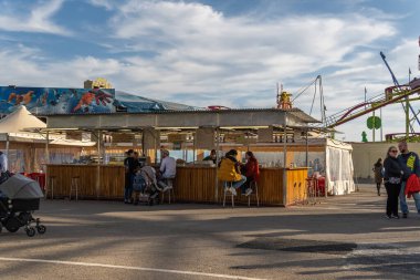 Palma de Mallorca, İspanya; Nisan 08 2022: İspanya 'nın Palma de Mallorca kentinde düzenlenen geleneksel yıllık fuar Fira del ram' da insanlar ve çekicilik. Yemek sokak tezgahı