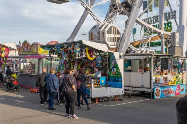 Palma de Mallorca, İspanya; Nisan 08 2022: İspanya 'nın Palma de Mallorca kentinde düzenlenen geleneksel yıllık fuar Fira del ram' da çekim ve insanlar