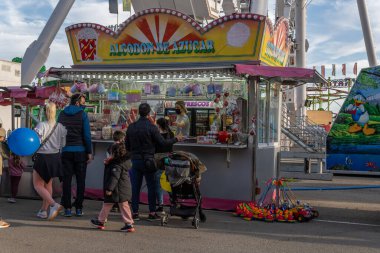Palma de Mallorca, İspanya; Nisan 08 2022: İspanya 'nın Palma de Mallorca kentinde düzenlenen geleneksel yıllık fuar Fira del ram' da çekim ve insanlar