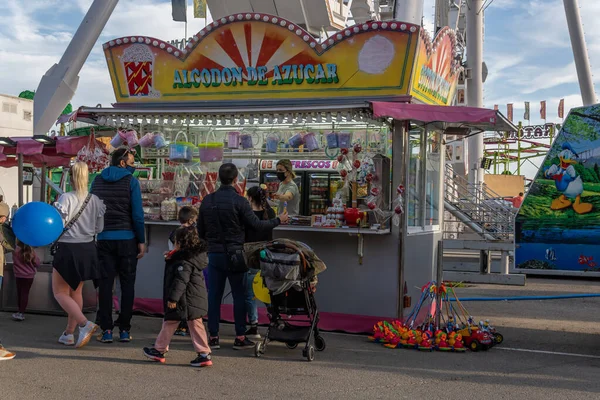 Palma de Mallorca, İspanya; Nisan 08 2022: İspanya 'nın Palma de Mallorca kentinde düzenlenen geleneksel yıllık fuar Fira del ram' da çekim ve insanlar
