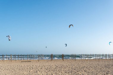 Playa de Palma de Mallorca 'nın genel manzarası. Rüzgarlı bir öğleden sonra, insanlar uçurtma uçuruyor.