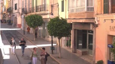 Felanitx, İspanya; Nisan 07 2022: Mallorcan 'ın Felanitx kentinde sokak, turistler geziniyor. Mallorca Adası, İspanya