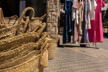 Mallorca adasından tipik el çantalarının yakın çekimi, esparto otundan yapılmış ve Senallas olarak adlandırılan
