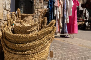 Mallorca adasından tipik el çantalarının yakın çekimi, esparto otundan yapılmış ve Senallas olarak adlandırılan