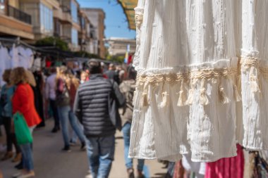 İspanya 'nın Felanitx kentindeki haftalık bit pazarında beyaz bir elbisenin yakın çekimi.
