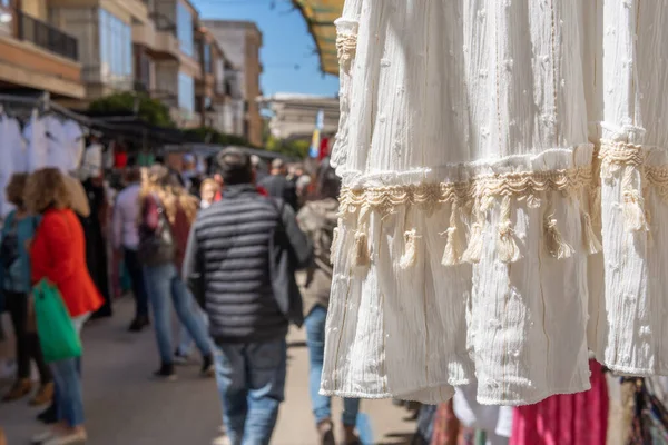 İspanya 'nın Felanitx kentindeki haftalık bit pazarında beyaz bir elbisenin yakın çekimi.