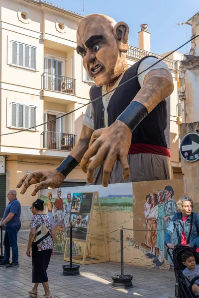 Manacor, İspanya; 14 Mayıs 2022: Manacor Encantat festivali kapsamında, Majorcan kültürünün rondalles adı verilen dev bir karakterinin heykeli